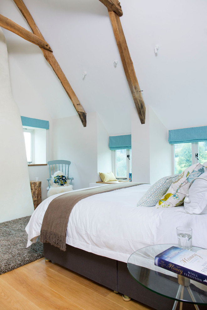 Modernes Gästezimmer mit weißer Wandfarbe in Devon