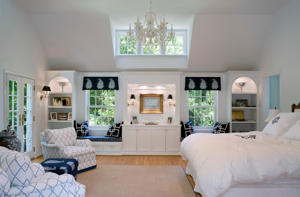 Esempio di una camera da letto classica con pareti bianche, pavimento in legno massello medio e nessun camino
