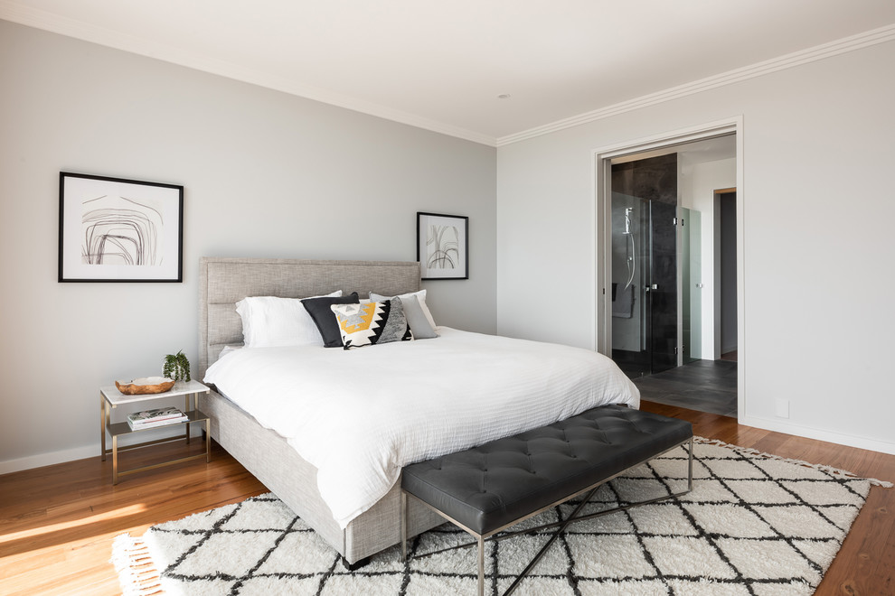 Modernes Hauptschlafzimmer mit grauer Wandfarbe, braunem Holzboden und braunem Boden in Perth
