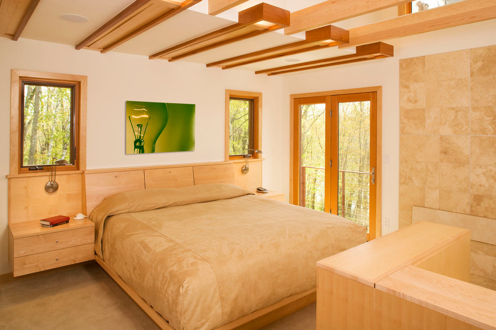 Imagen de dormitorio actual con paredes beige y moqueta