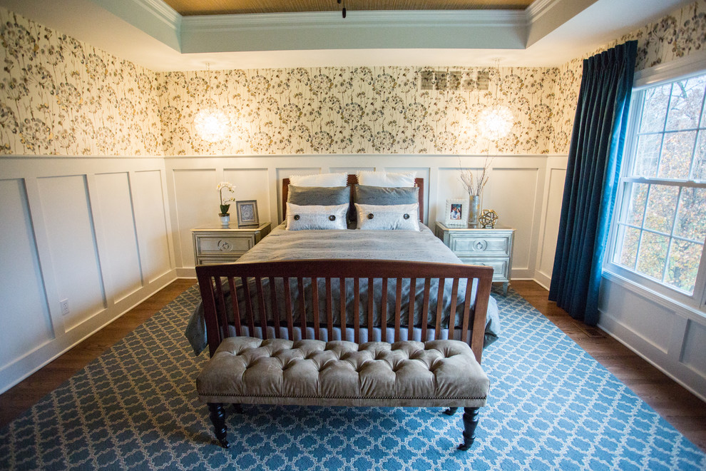 Пример оригинального дизайна: хозяйская спальня среднего размера в стиле неоклассика (современная классика) с разноцветными стенами, темным паркетным полом и коричневым полом без камина