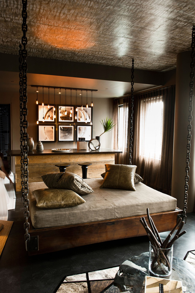 ニューヨークにあるインダストリアルスタイルのおしゃれな寝室 (茶色い壁、シアーカーテン)