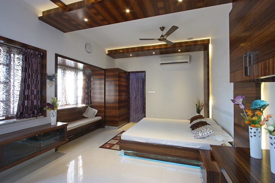 Design ideas for a contemporary bedroom in Chennai.