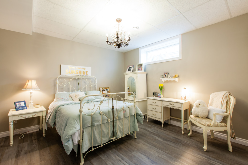 Imagen de habitación de invitados romántica de tamaño medio sin chimenea con paredes beige, suelo de madera en tonos medios y suelo marrón