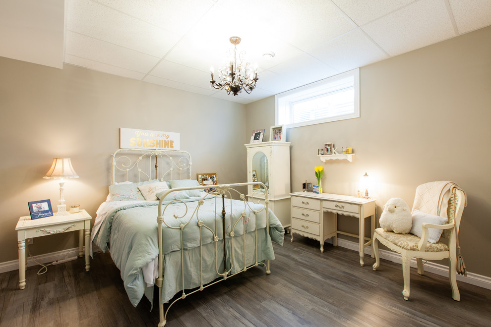 Idées déco pour une chambre d'amis romantique de taille moyenne avec aucune cheminée, un mur beige, un sol en bois brun et un sol marron.