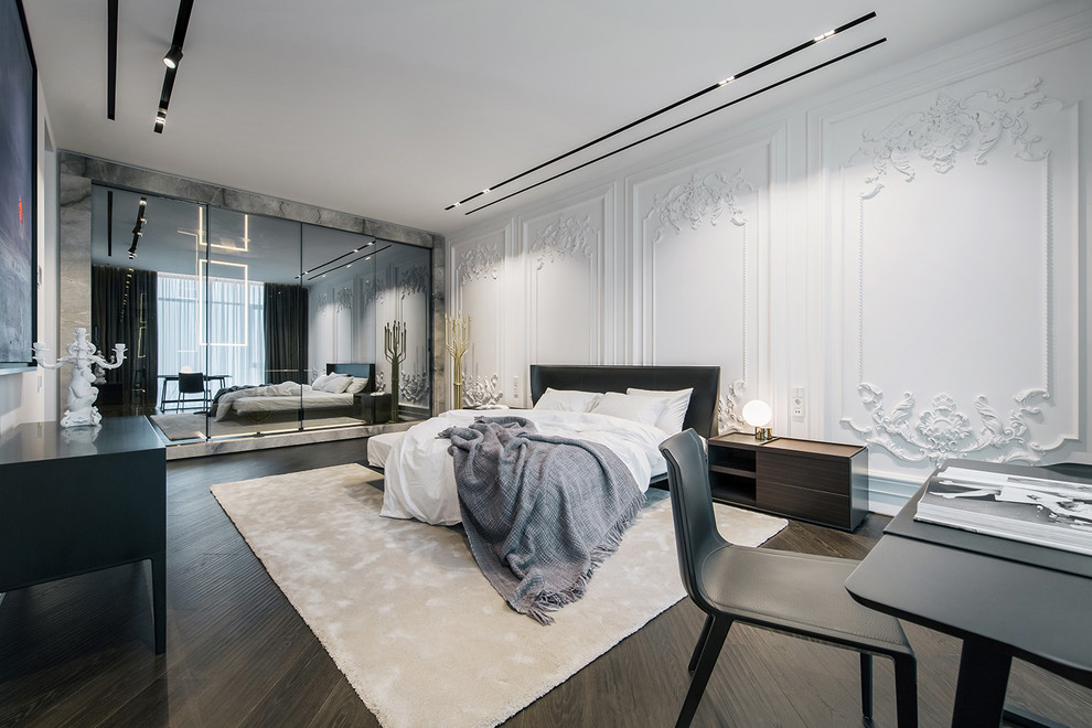 Modernes Hauptschlafzimmer mit weißer Wandfarbe, dunklem Holzboden und braunem Boden in Miami