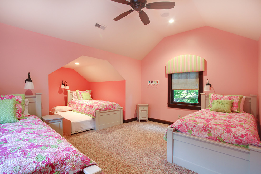 Свежая идея для дизайна: большая спальня на антресоли в стиле рустика с розовыми стенами и ковровым покрытием - отличное фото интерьера