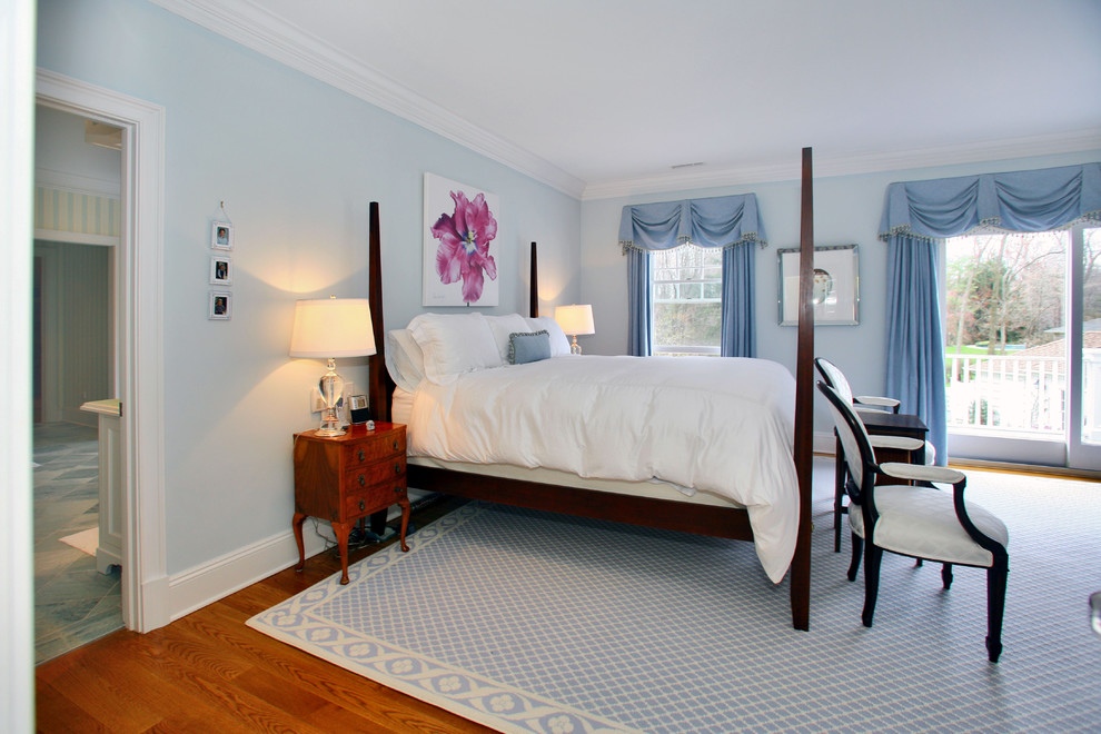 Идея дизайна: спальня в классическом стиле с синими стенами