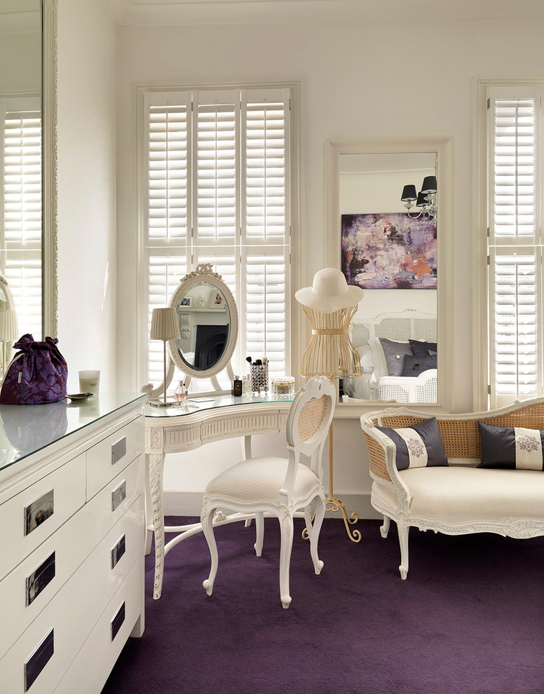 Ejemplo de dormitorio principal tradicional con paredes blancas, moqueta y suelo violeta