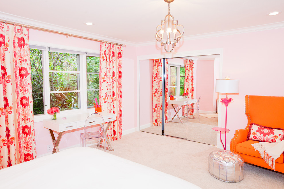Immagine di una camera da letto classica con pareti rosa, moquette e nessun camino