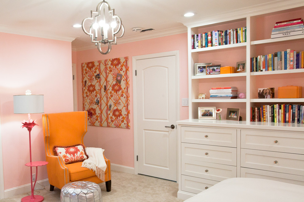 Cette photo montre une chambre avec moquette chic avec un mur rose et aucune cheminée.