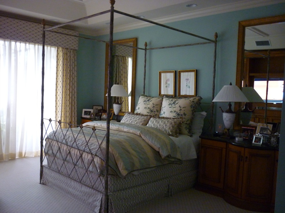 Imagen de dormitorio principal tradicional de tamaño medio con paredes azules y moqueta