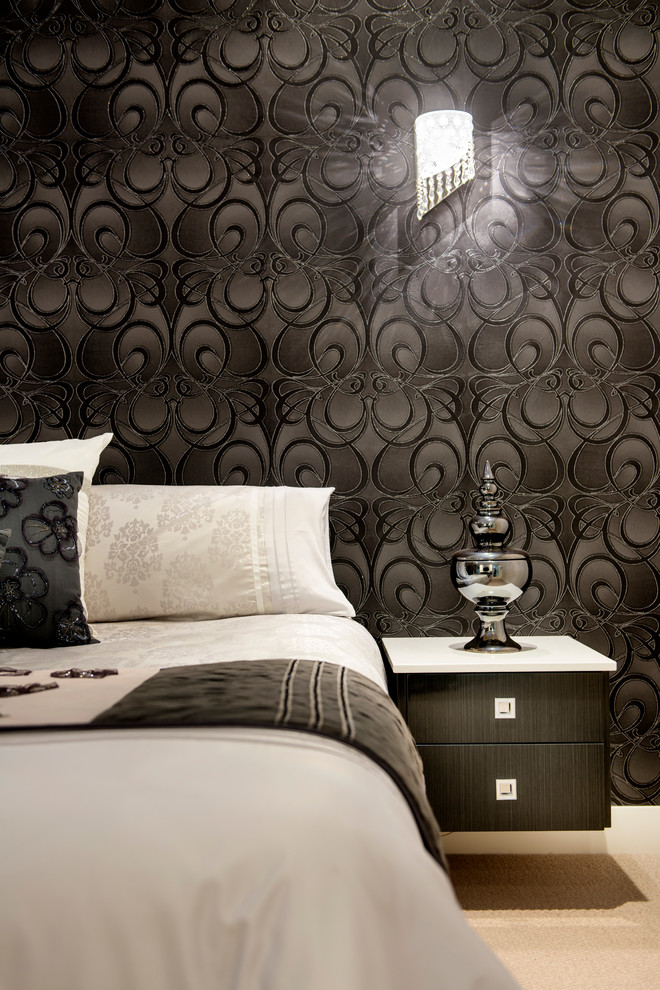 Источник вдохновения для домашнего уюта: хозяйская спальня в средиземноморском стиле с черными стенами и ковровым покрытием