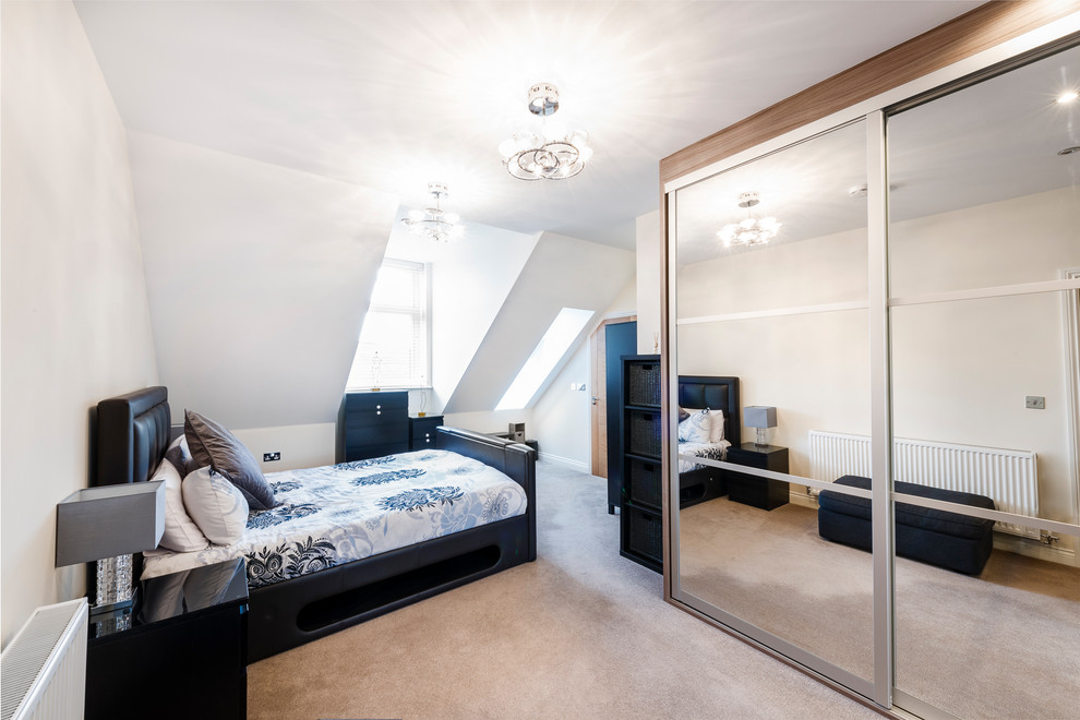 Modelo de dormitorio principal minimalista de tamaño medio con paredes grises, moqueta y suelo beige