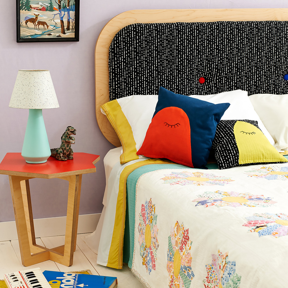 Inspiration för ett mellanstort funkis sovrum, med lila väggar och klinkergolv i keramik