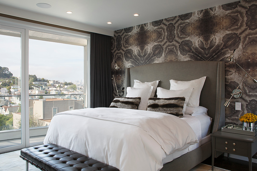 サンフランシスコにあるコンテンポラリースタイルのおしゃれな主寝室 (マルチカラーの壁、グレーとブラウン)