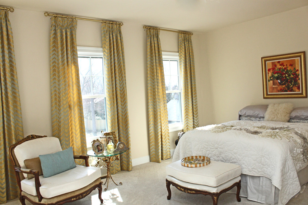 リッチモンドにある中くらいなエクレクティックスタイルのおしゃれな主寝室 (ベージュの壁、カーペット敷き、暖炉なし、グレーの床)