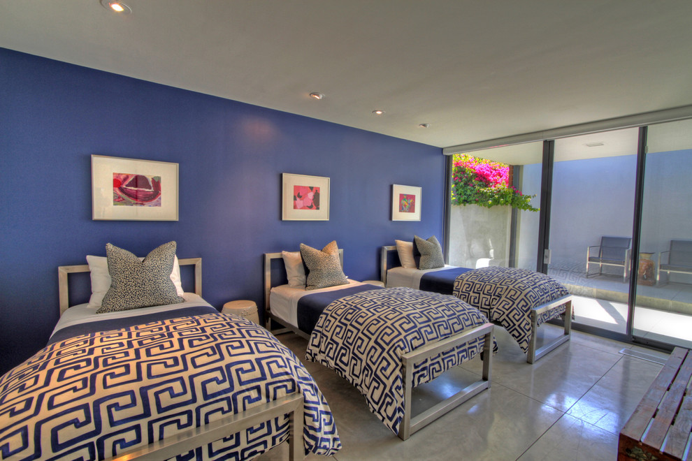 Cette image montre une chambre d'amis design avec un mur bleu.