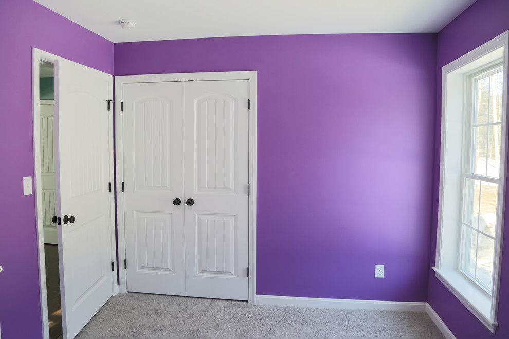 ポートランド(メイン)にあるおしゃれな寝室 (紫の壁、カーペット敷き) のレイアウト