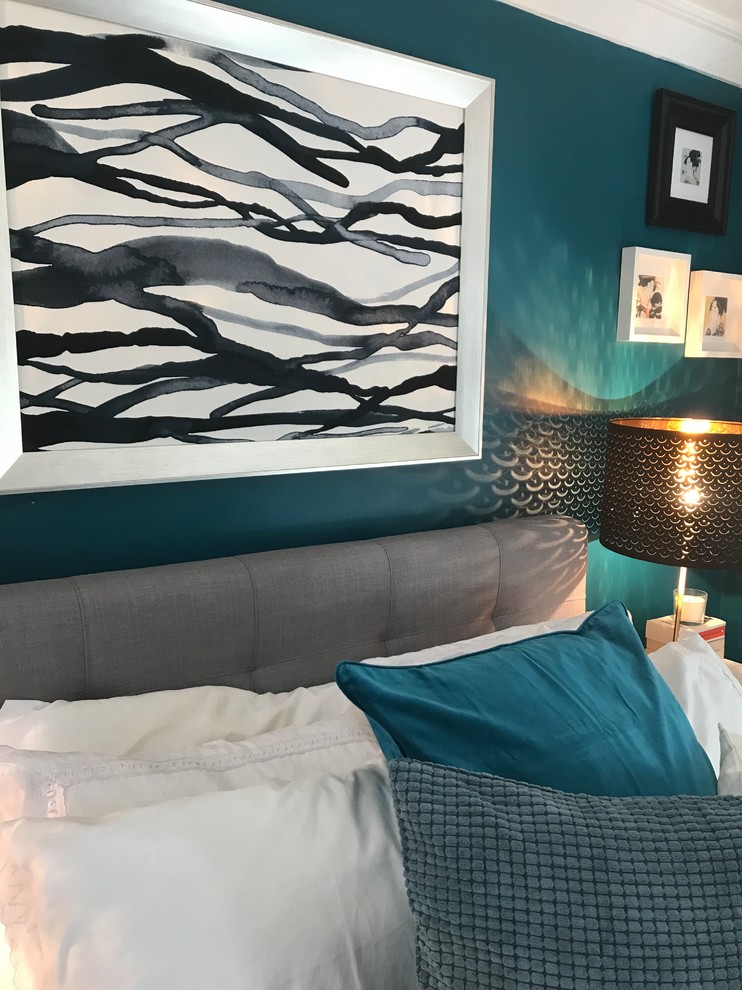 Foto de dormitorio principal ecléctico de tamaño medio con paredes azules, moqueta y suelo beige