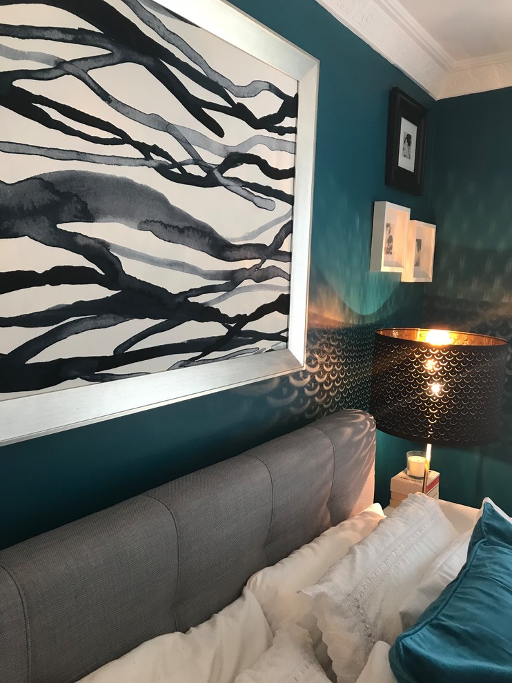 На фото: хозяйская спальня среднего размера в стиле фьюжн с синими стенами, ковровым покрытием и серым полом с