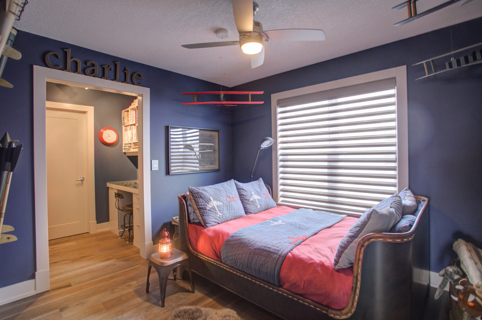 Ejemplo de dormitorio contemporáneo grande con paredes azules, suelo de madera clara y suelo marrón