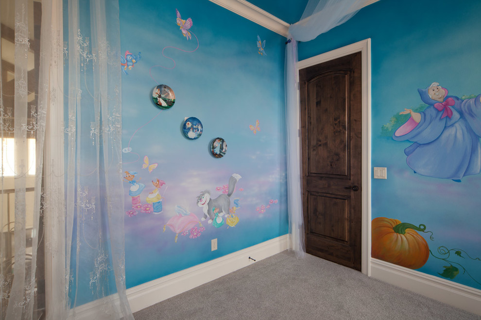 Cette image montre une grande chambre design avec un mur bleu.
