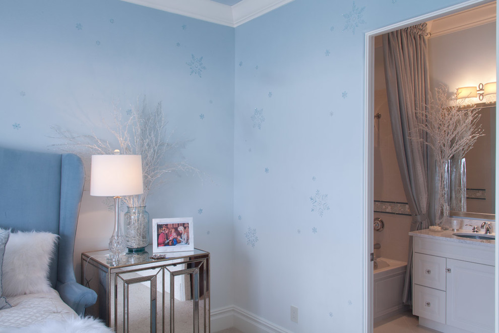 Ejemplo de habitación de invitados clásica grande con paredes azules y moqueta