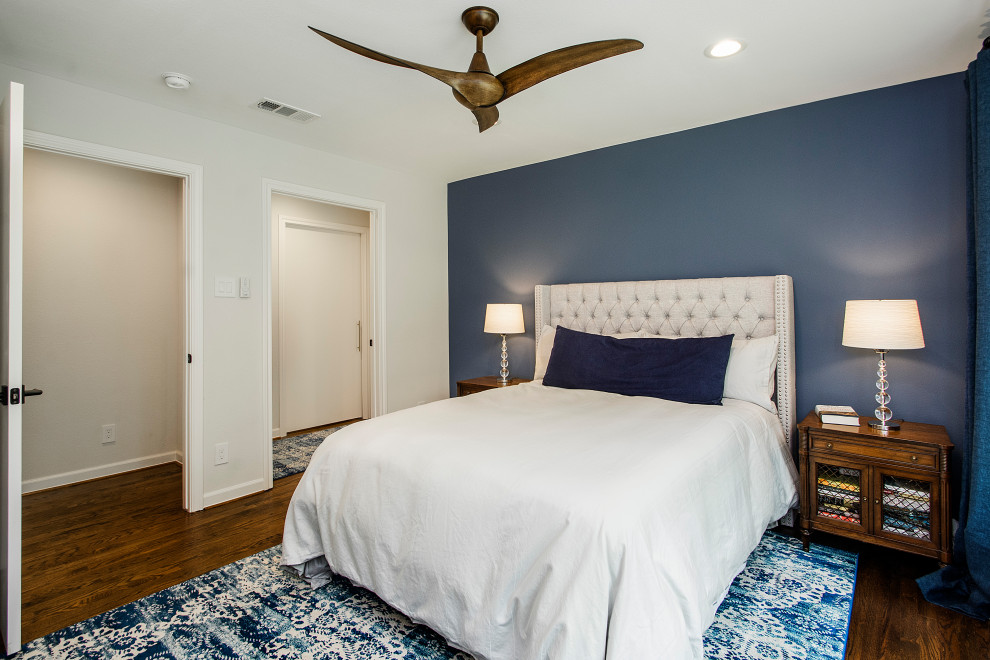 Esempio di una camera matrimoniale design di medie dimensioni con pareti blu, pavimento in legno massello medio, nessun camino e pavimento marrone