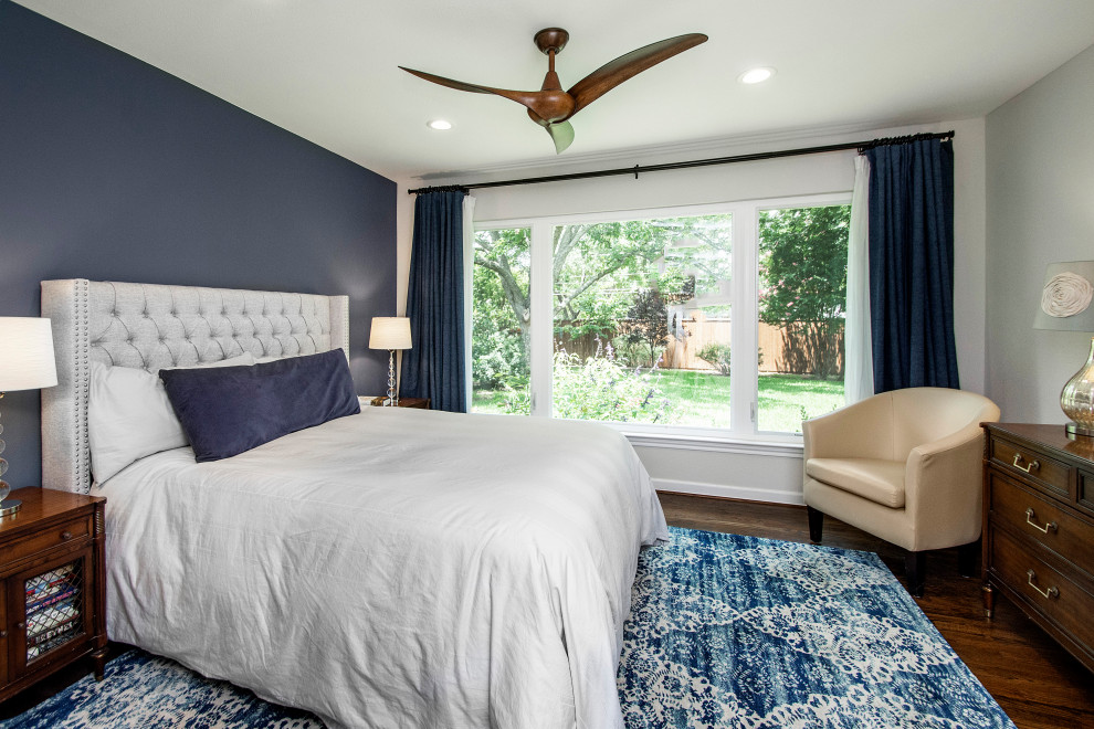 Cette photo montre une chambre parentale tendance de taille moyenne avec un mur bleu, un sol en bois brun, aucune cheminée et un sol marron.