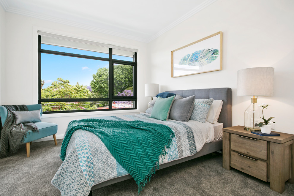 シドニーにあるビーチスタイルのおしゃれな主寝室 (白い壁、カーペット敷き、グレーの床) のインテリア
