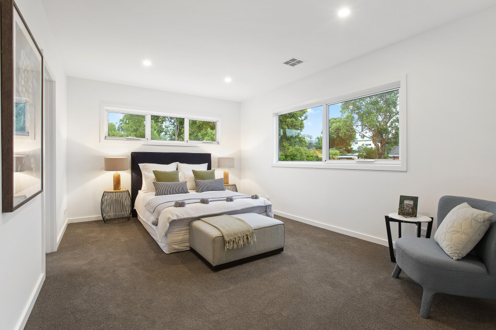 Großes Hauptschlafzimmer ohne Kamin mit weißer Wandfarbe, Teppichboden und grauem Boden in Melbourne