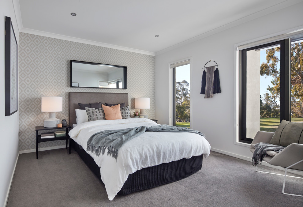 Klassisches Schlafzimmer mit grauer Wandfarbe, Teppichboden und grauem Boden in Melbourne