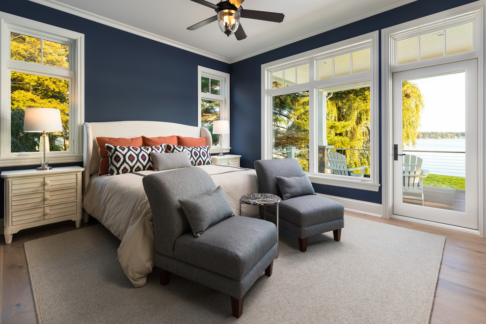 Idee per una camera matrimoniale costiera con pareti blu e parquet chiaro