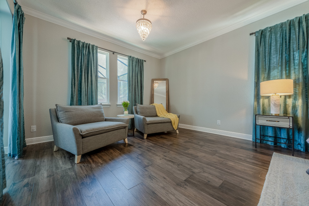 Großes Modernes Hauptschlafzimmer ohne Kamin mit grauer Wandfarbe, braunem Holzboden und grauem Boden in Orlando
