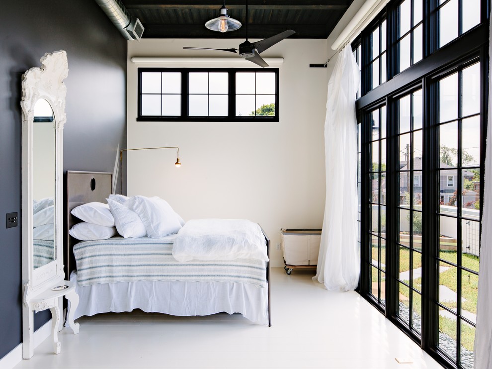 Imagen de habitación de invitados negra industrial sin chimenea con paredes azules y suelo blanco