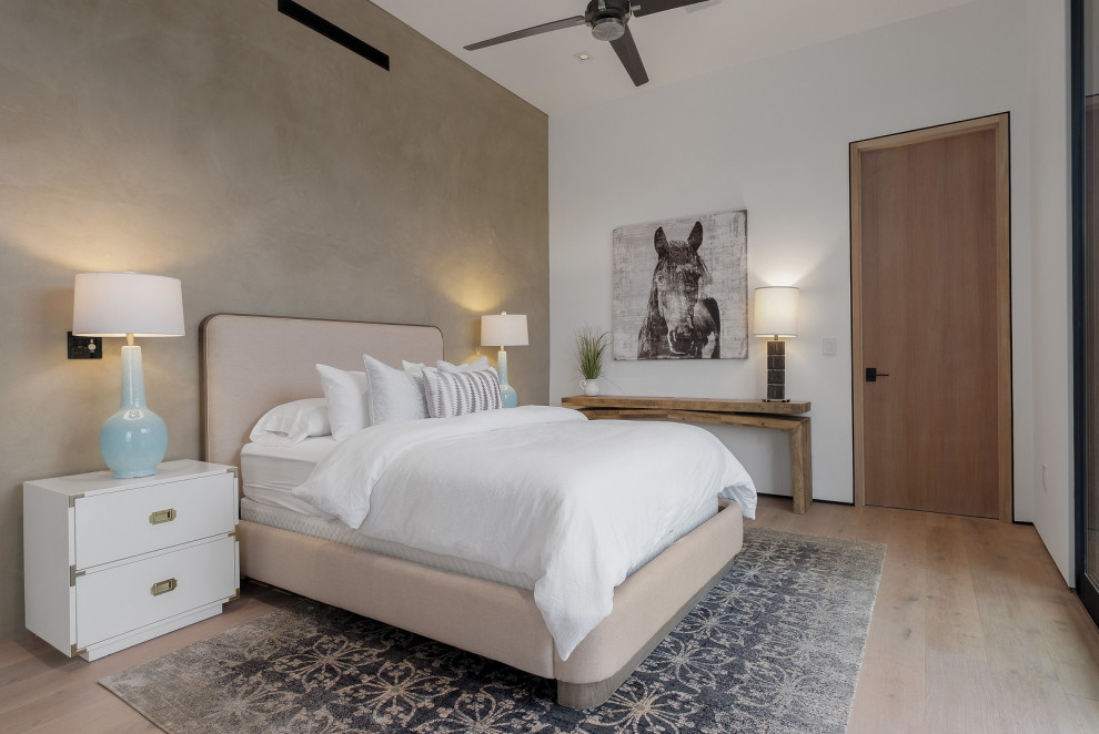 Imagen de dormitorio principal contemporáneo de tamaño medio con paredes grises, suelo de madera en tonos medios y suelo marrón