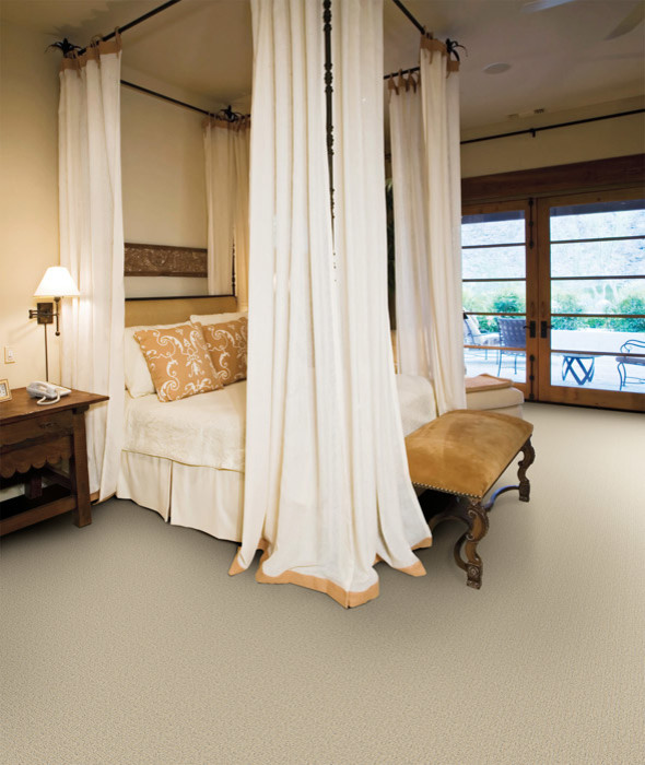 Exempel på ett klassiskt sovrum, med beige väggar, heltäckningsmatta och beiget golv