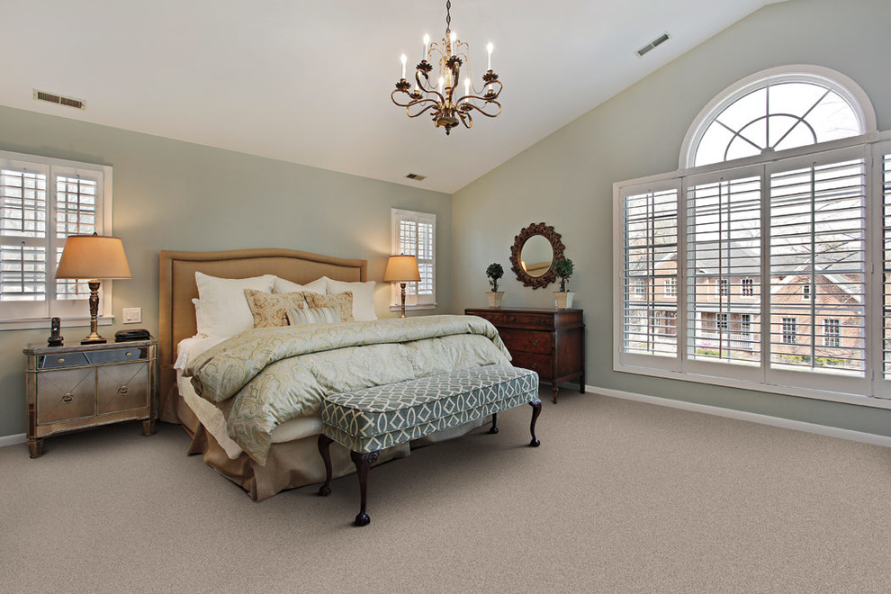 Immagine di una camera matrimoniale con pareti grigie, moquette e pavimento beige
