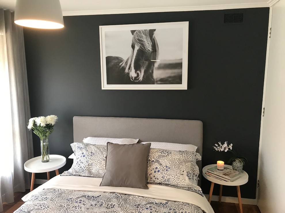 Stilmix Gästezimmer mit grauer Wandfarbe und dunklem Holzboden in Melbourne