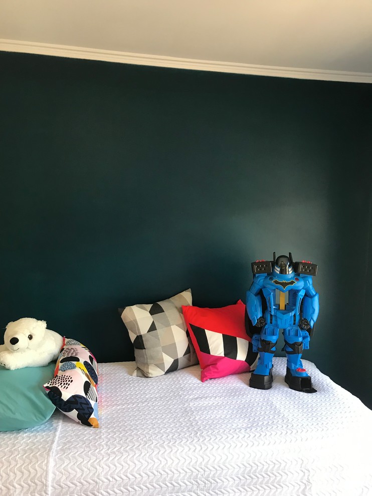 メルボルンにあるエクレクティックスタイルのおしゃれな主寝室 (青い壁、カーペット敷き、グレーの床) のインテリア