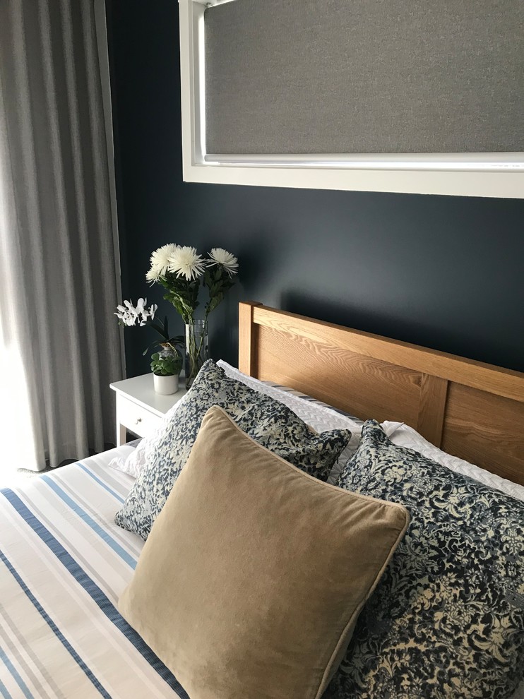 Foto di una camera matrimoniale boho chic con pareti blu, moquette e pavimento grigio