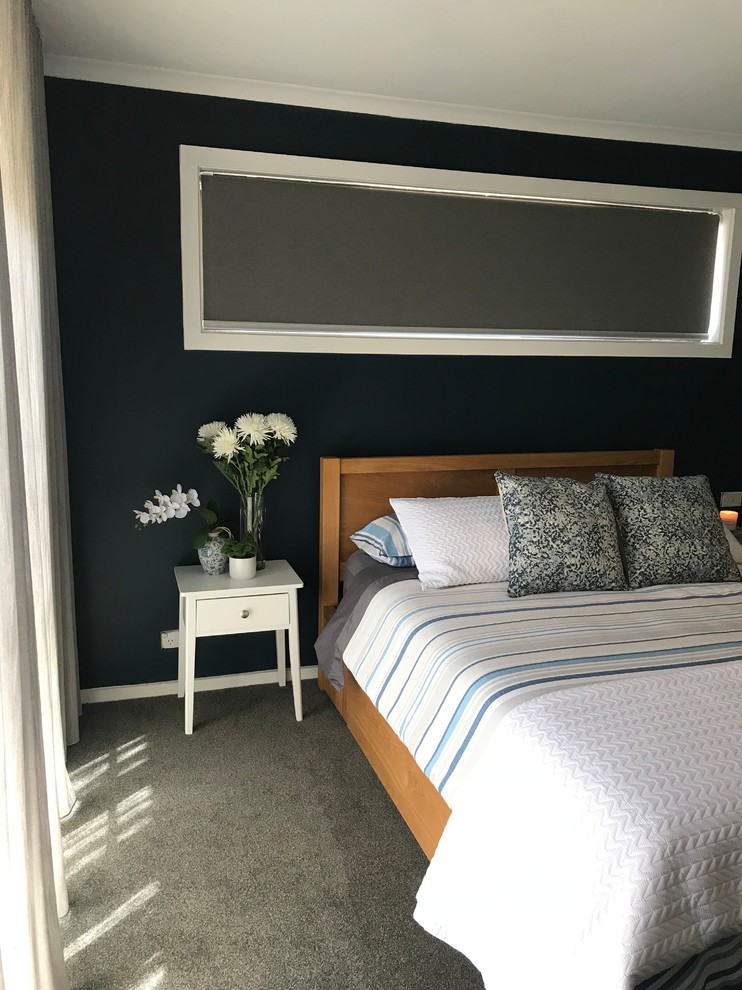 Aménagement d'une chambre éclectique avec un mur bleu et un sol gris.