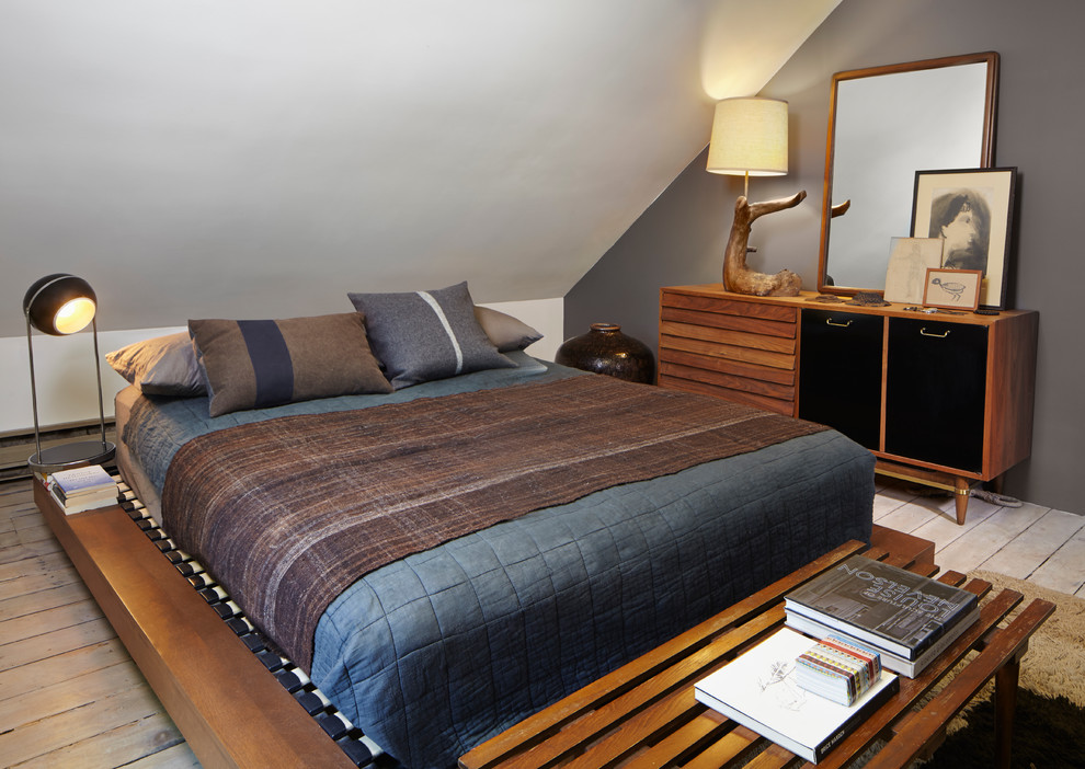 Modelo de dormitorio principal retro de tamaño medio con paredes grises y suelo de madera clara