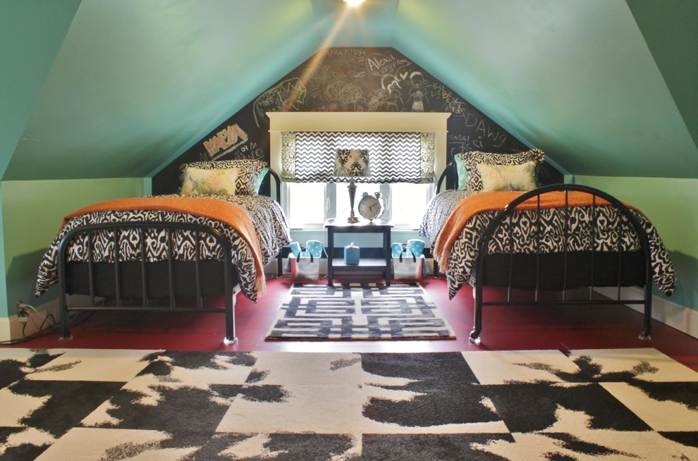 Diseño de dormitorio principal ecléctico de tamaño medio sin chimenea con paredes rosas, suelo de madera en tonos medios y suelo rojo