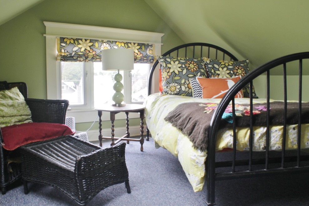 Diseño de dormitorio principal bohemio de tamaño medio sin chimenea con paredes rosas y suelo de madera en tonos medios