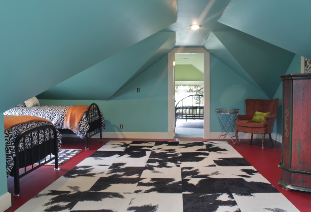 Стильный дизайн: хозяйская спальня среднего размера в стиле фьюжн с розовыми стенами и паркетным полом среднего тона без камина - последний тренд
