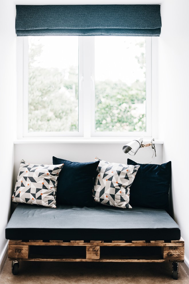 ケンブリッジシャーにある小さなインダストリアルスタイルのおしゃれな寝室 (白い壁、カーペット敷き)