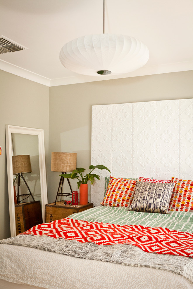 Bild på ett eklektiskt sovrum, med beige väggar