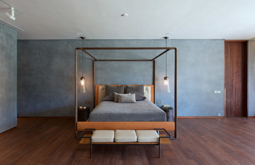 Foto de dormitorio actual grande con paredes azules y suelo de madera oscura
